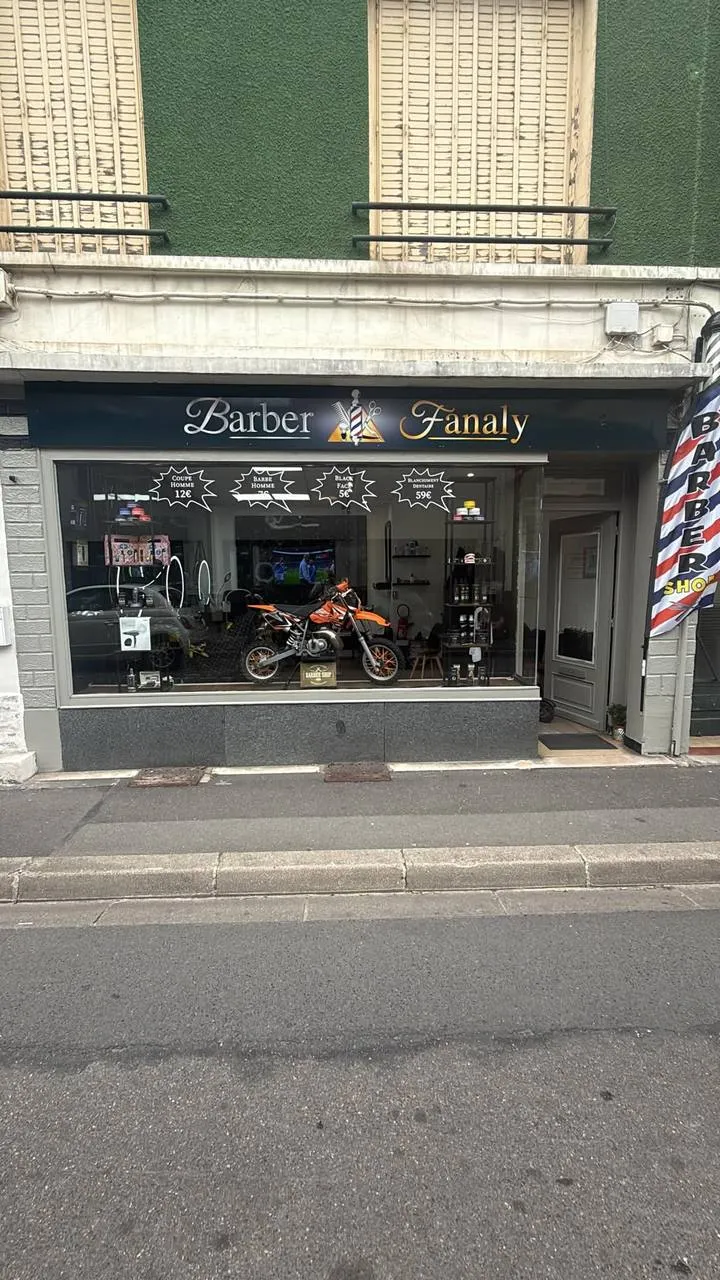Devanture Barber Fanaly au 2 Rue Guilbert, motos KTM en vitrine