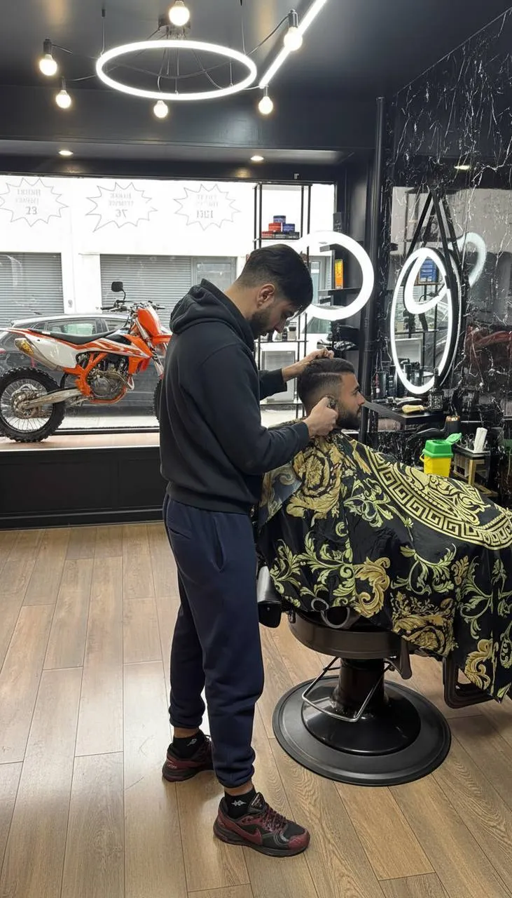 Le barbier en pleine coupe, une moto KTM orange en vitrine